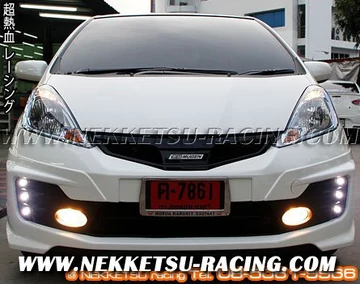 ด้านหน้า Jazz สีขาวพร้อมกันชนทรง Mugen RS และไฟประกอบ