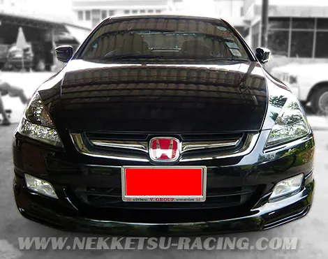 ภาพด้านหน้า Accord สีดำ แสดงสเกิร์ตหน้าทรง Mugen RS