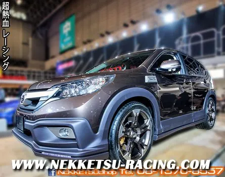 CR-V สีเทามุมหน้าเฉียง แสดงสเกิร์ตและคิ้วล้อทรง Mugen