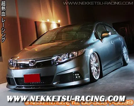 Civic FB สีเทามุมหน้าเฉียง แสดงกันชนทรง GT และสเกิร์ตข้าง